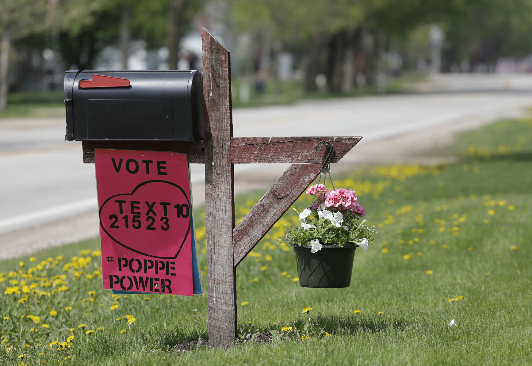 051418mp-Maddie-Poppe-signs-Clarksville-6